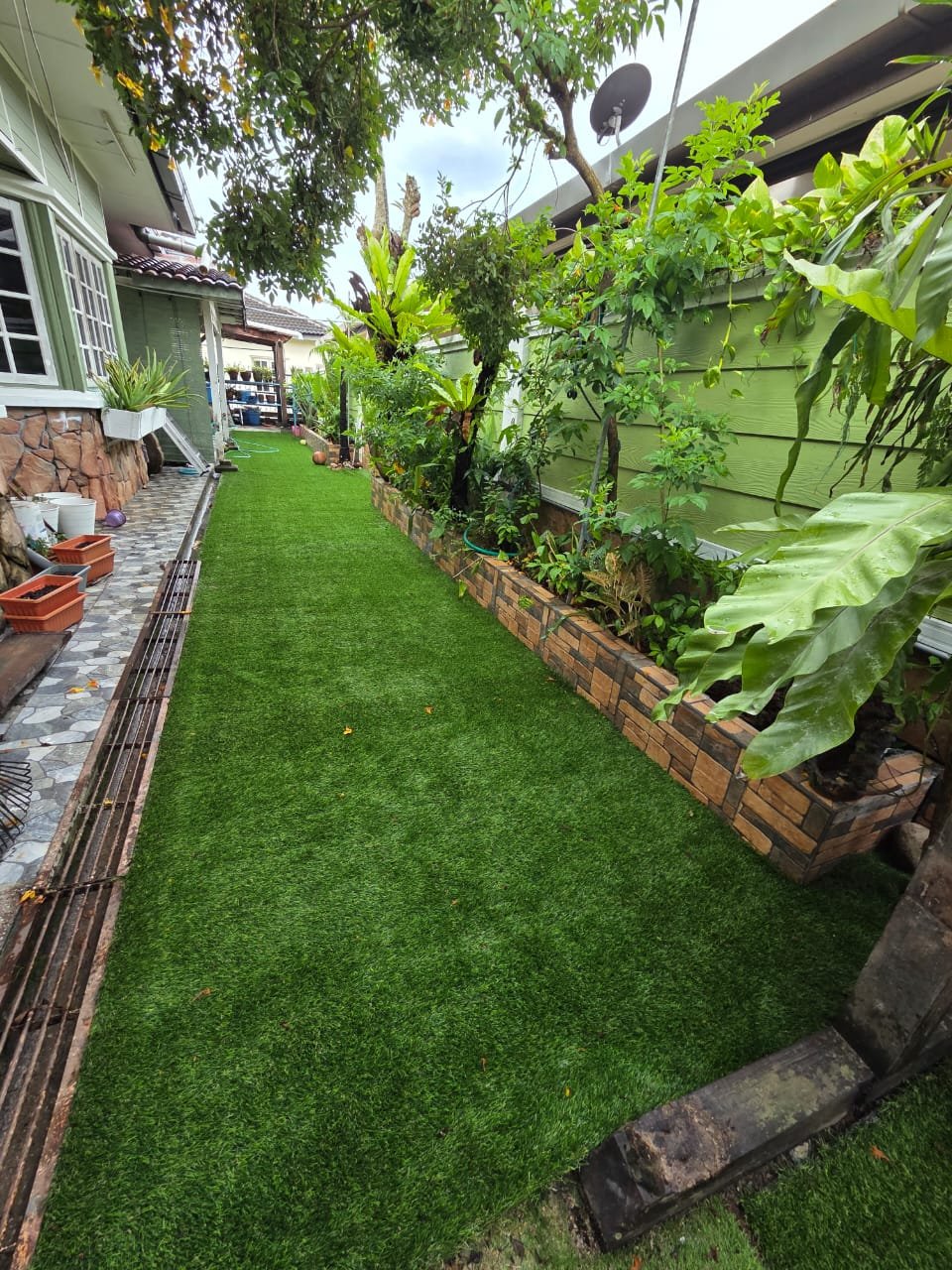 Landskap halaman rumah siap dipasang rumput