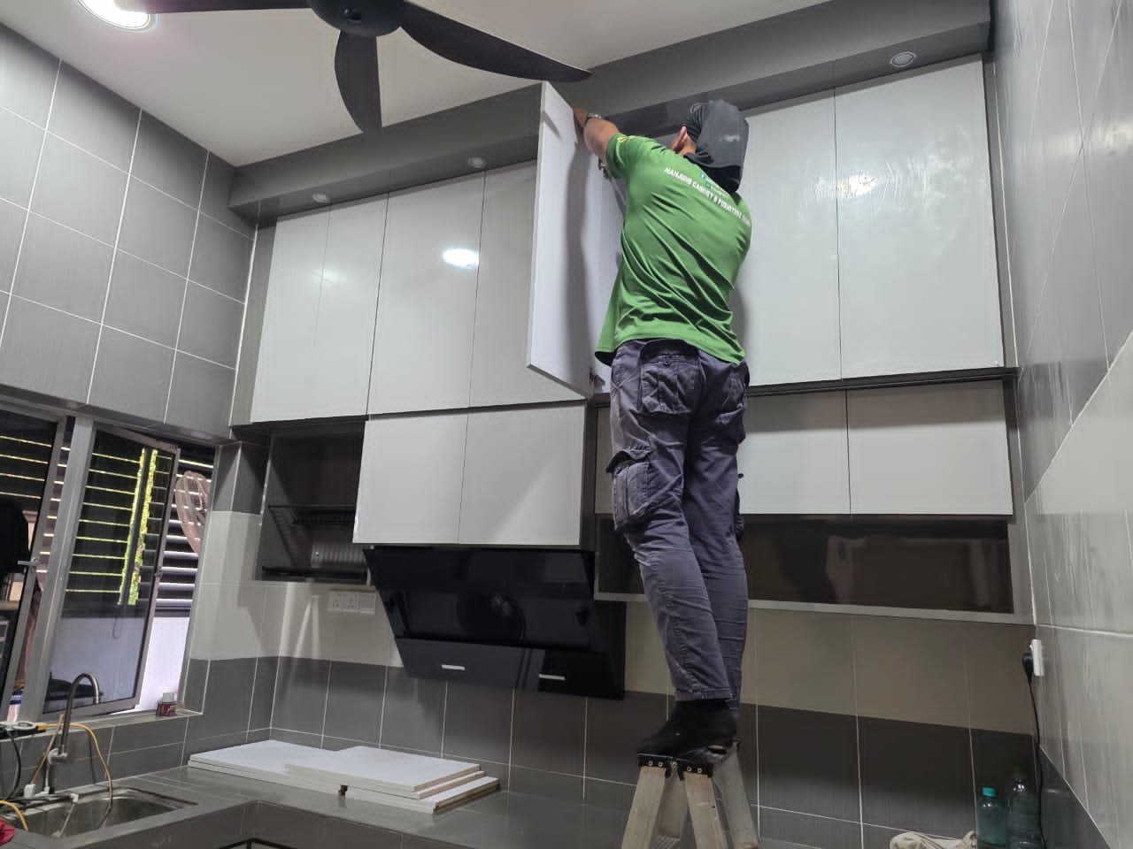 Proses pemasangan kabinet dapur