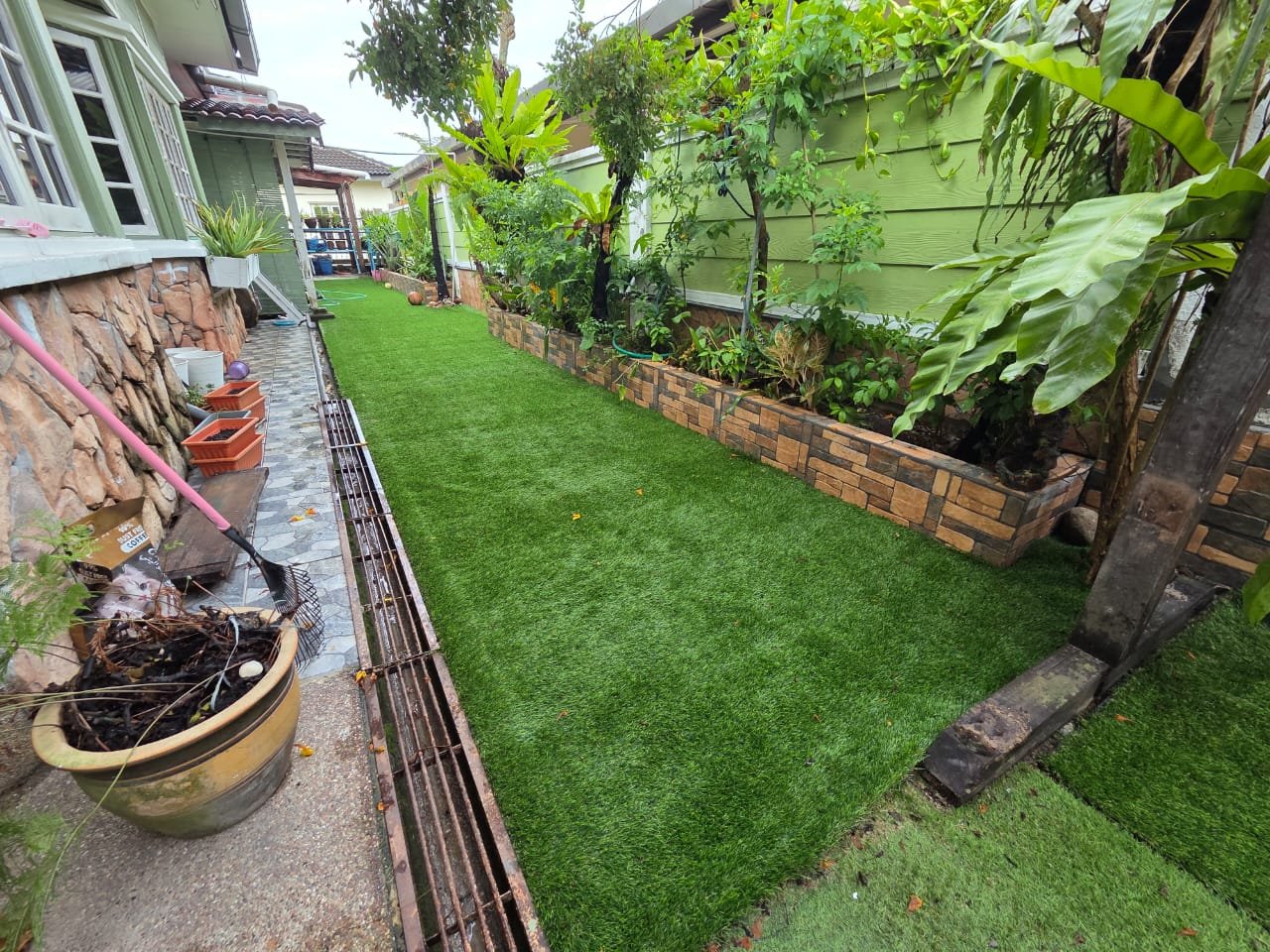 Laluan sisi rumah dengan landskap siap