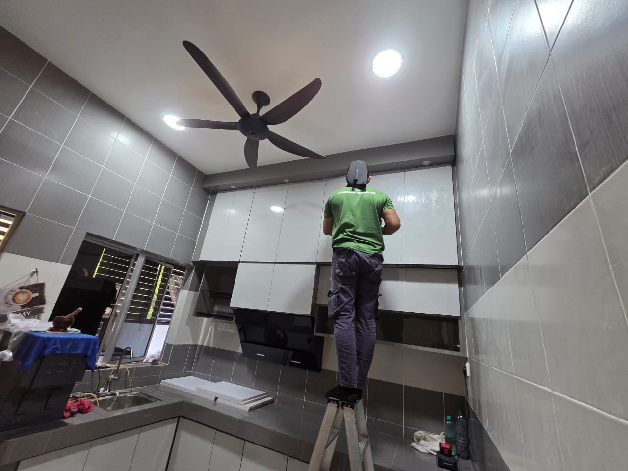 Pemasangan kabinet dapur tinggi