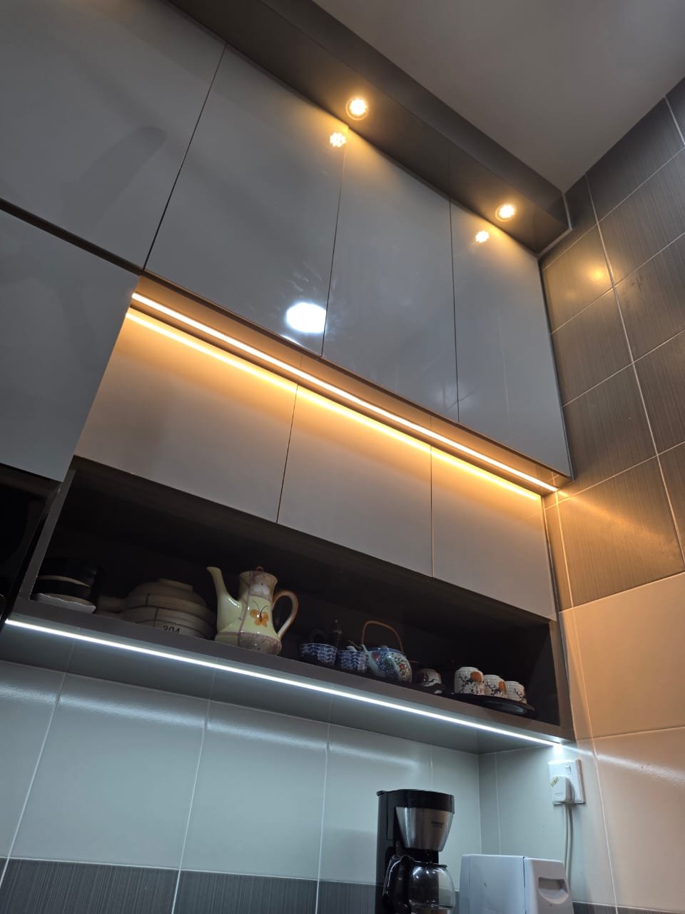 Kemasan kabinet dapur dengan lampu LED