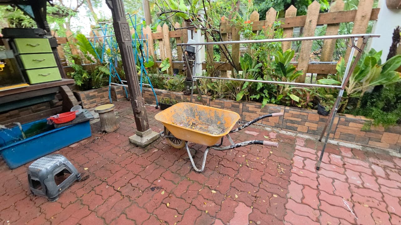 Halaman rumah sebelum kerja landskap