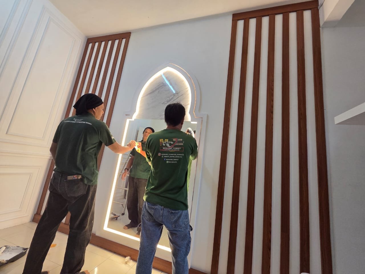 Proses pemasangan feature wall kayu