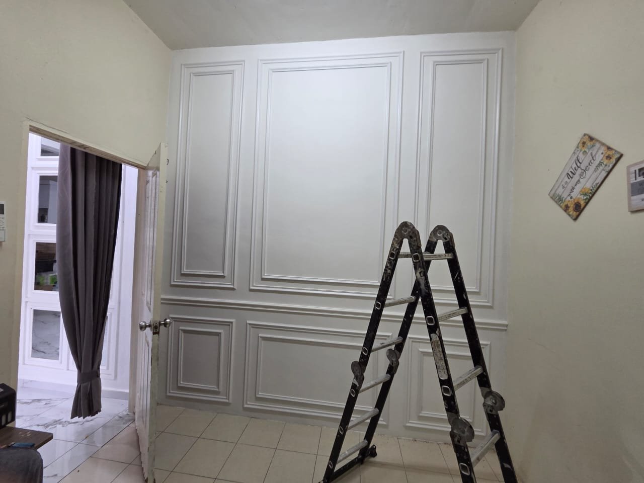 Pemasangan panel dinding custom