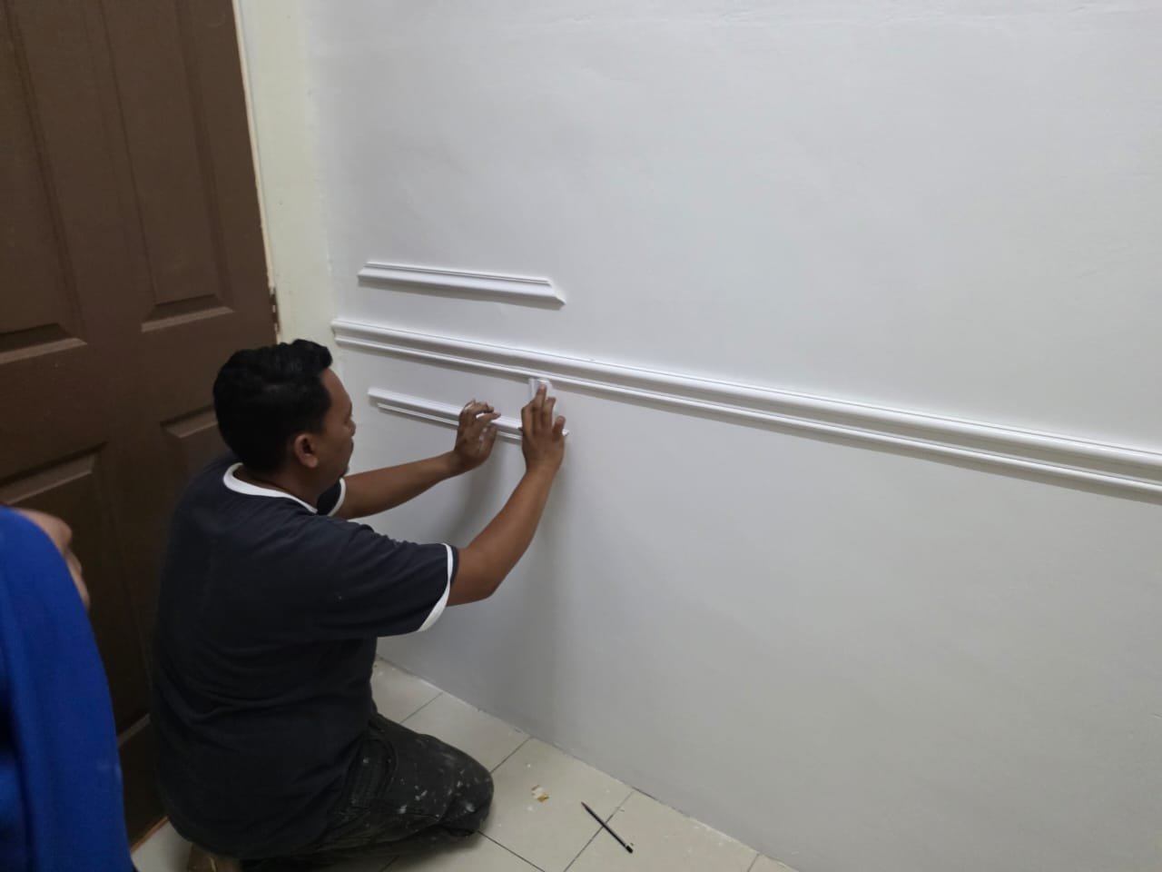 Kerja kemasan moulding dinding