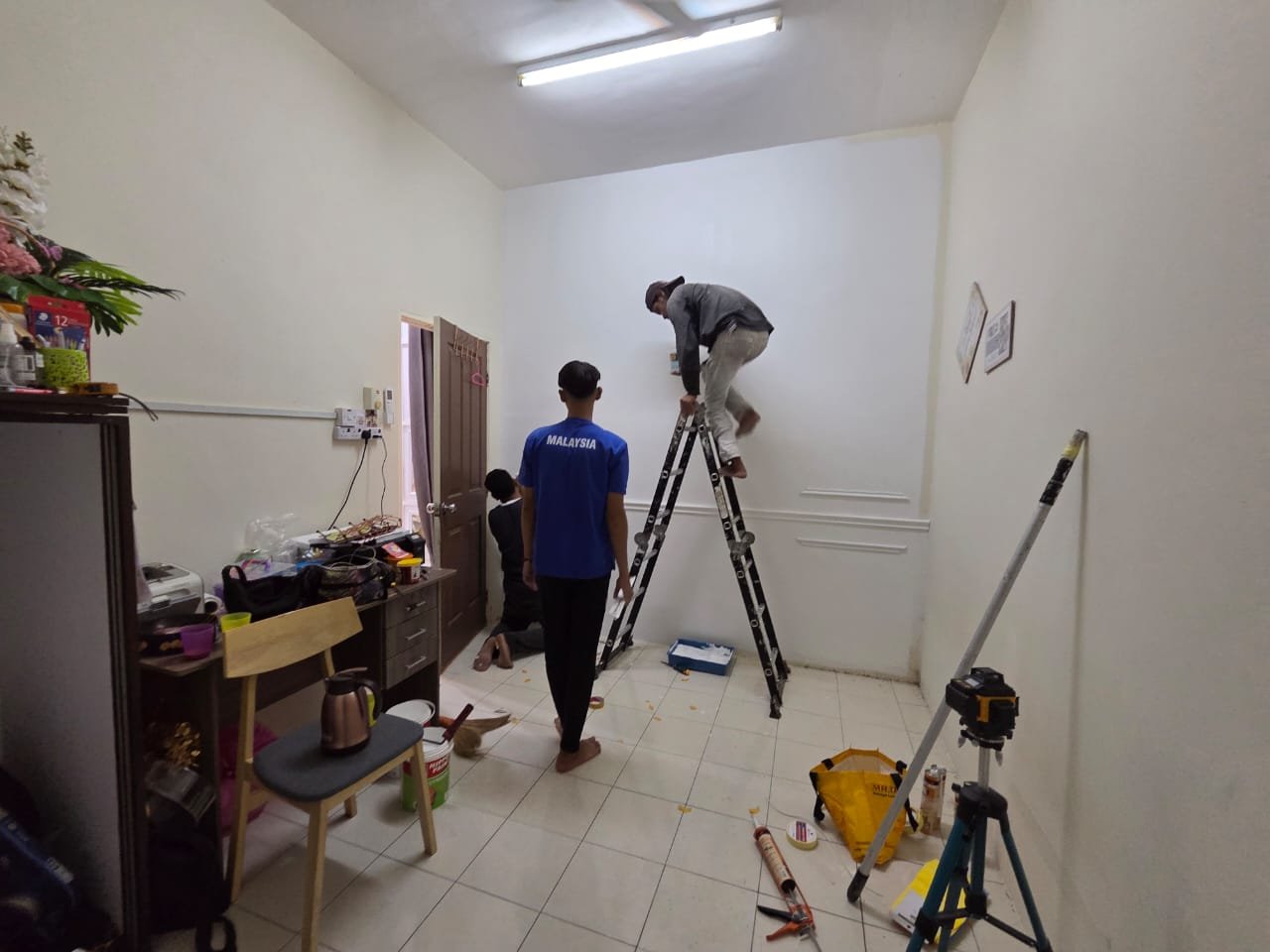 Proses kerja siling dan dinding rumah