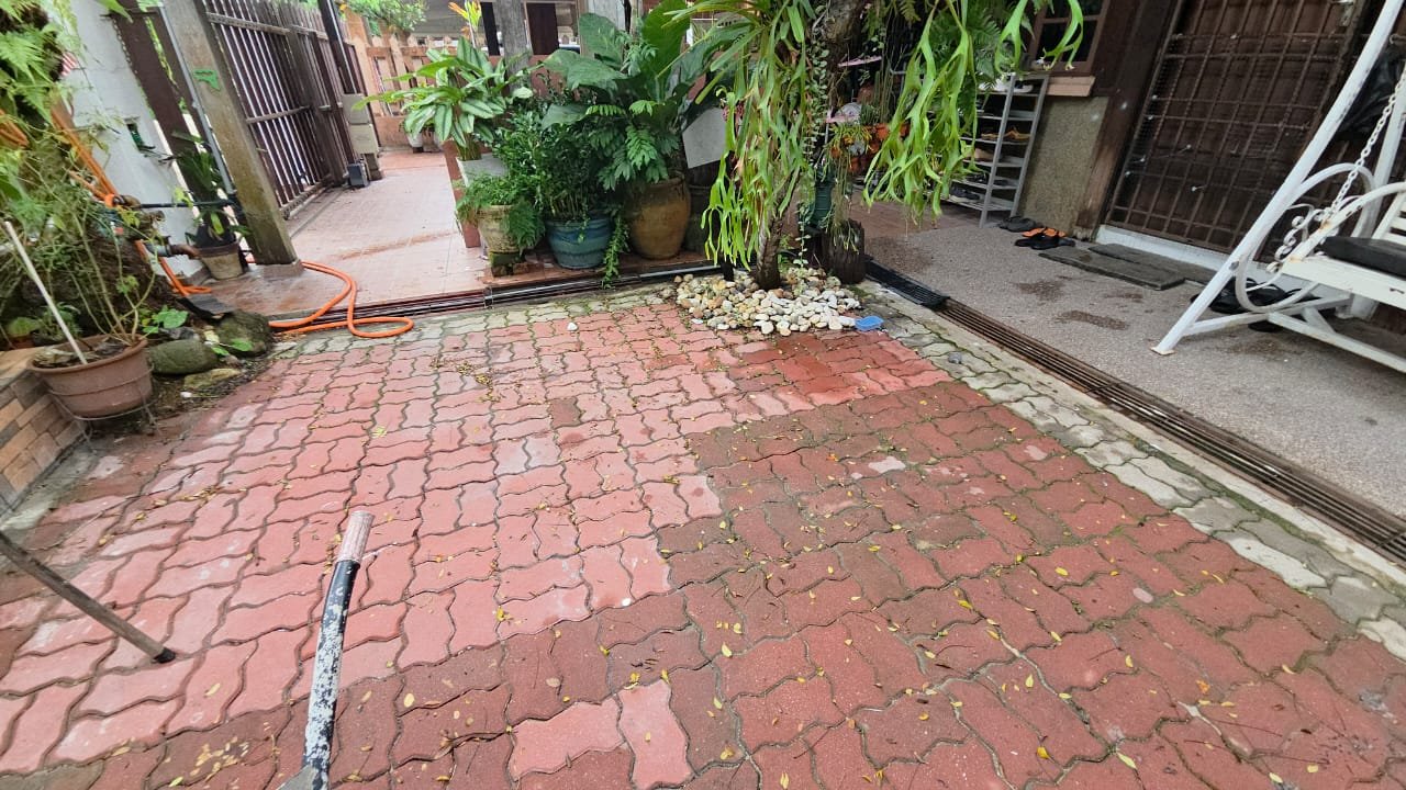 Halaman rumah sebelum pemasangan rumput