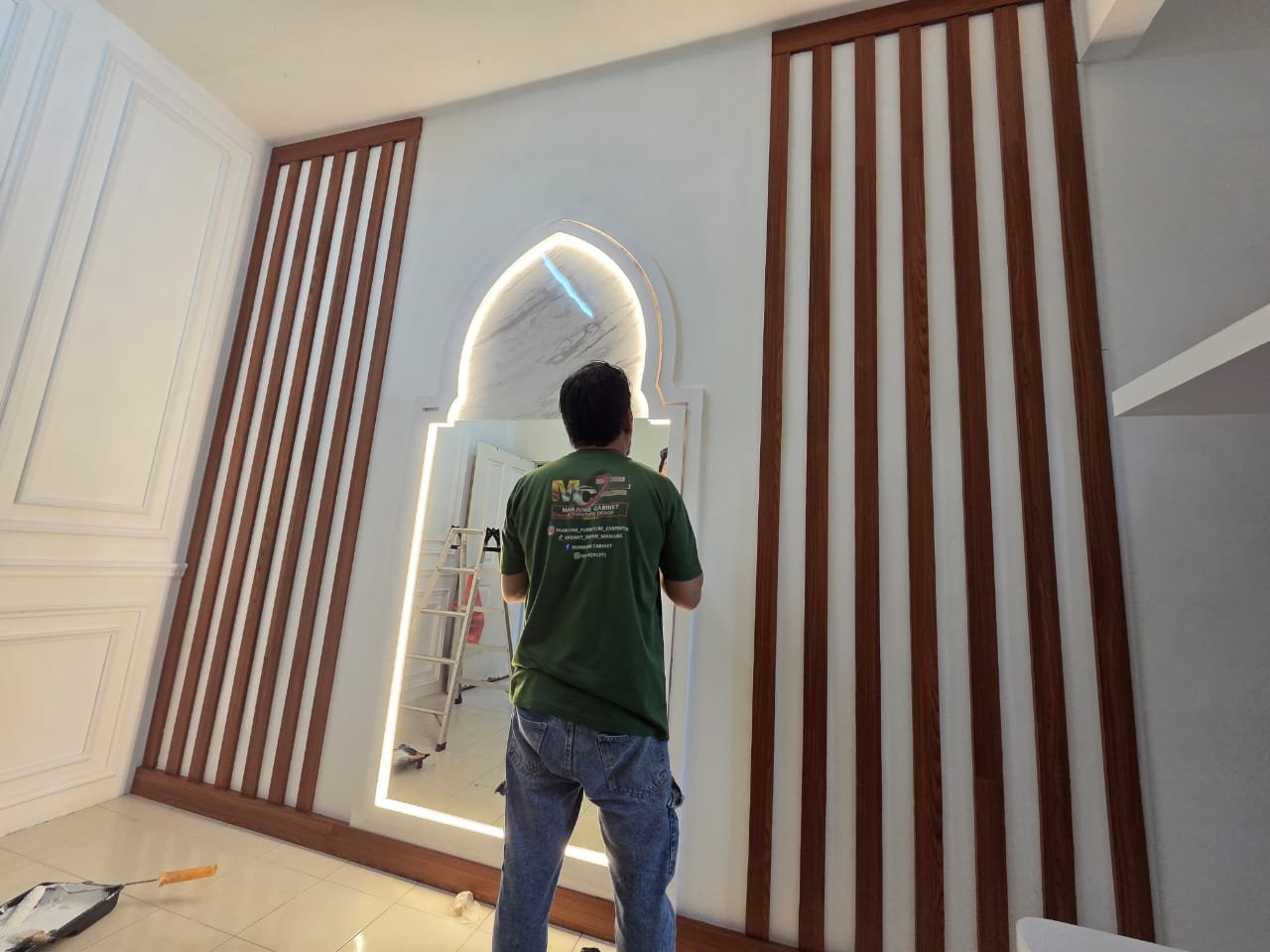 Proses feature wall dengan cermin lengkung