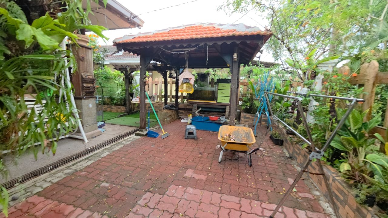 Halaman rumah semasa kerja landskap