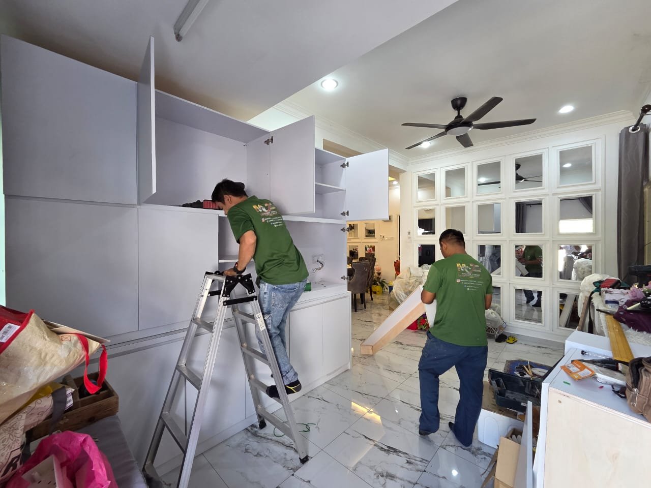 Proses pemasangan kabinet dapur custom