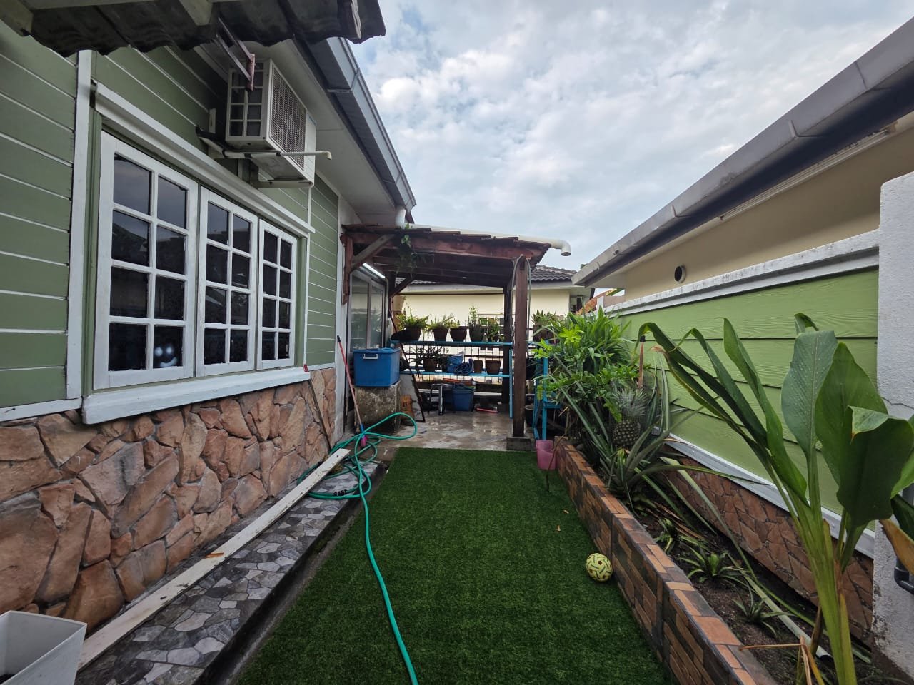 Landskap laluan sisi rumah siap