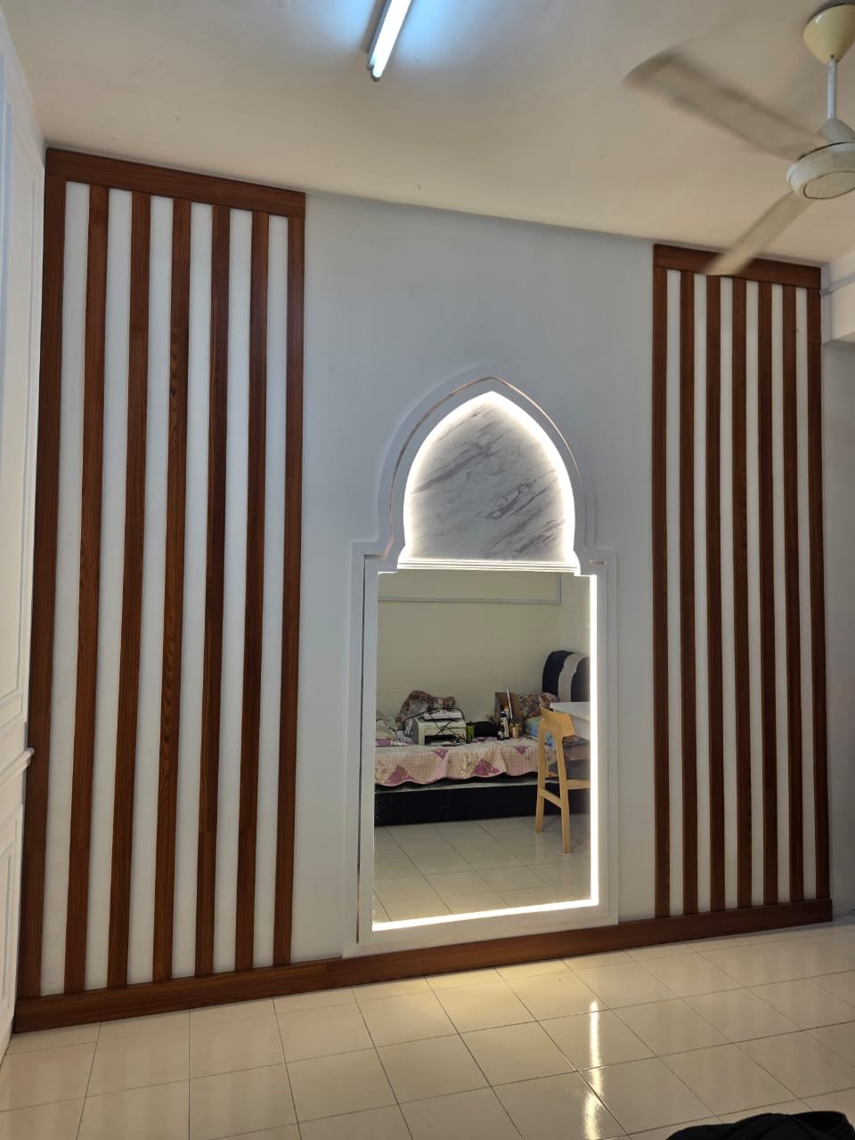 Feature wall kayu dengan cermin lengkung siap