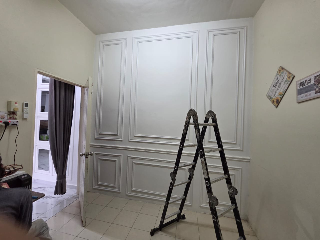Proses pemasangan feature wall rumah