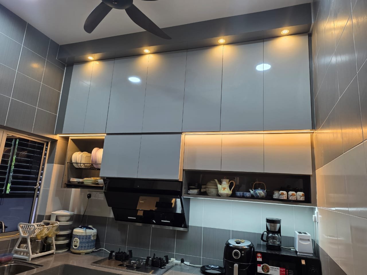 Kabinet dapur grey dengan lampu LED