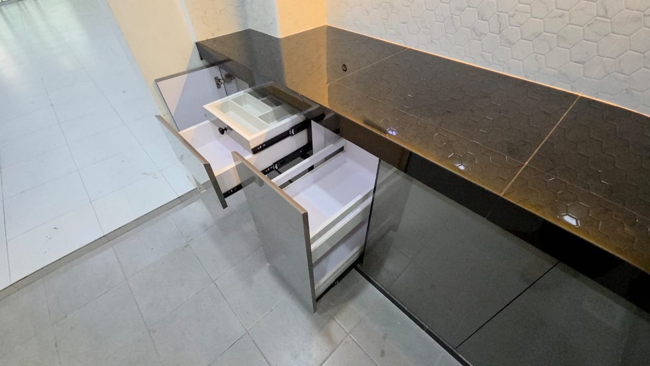 Laci tarik keluar kabinet dapur