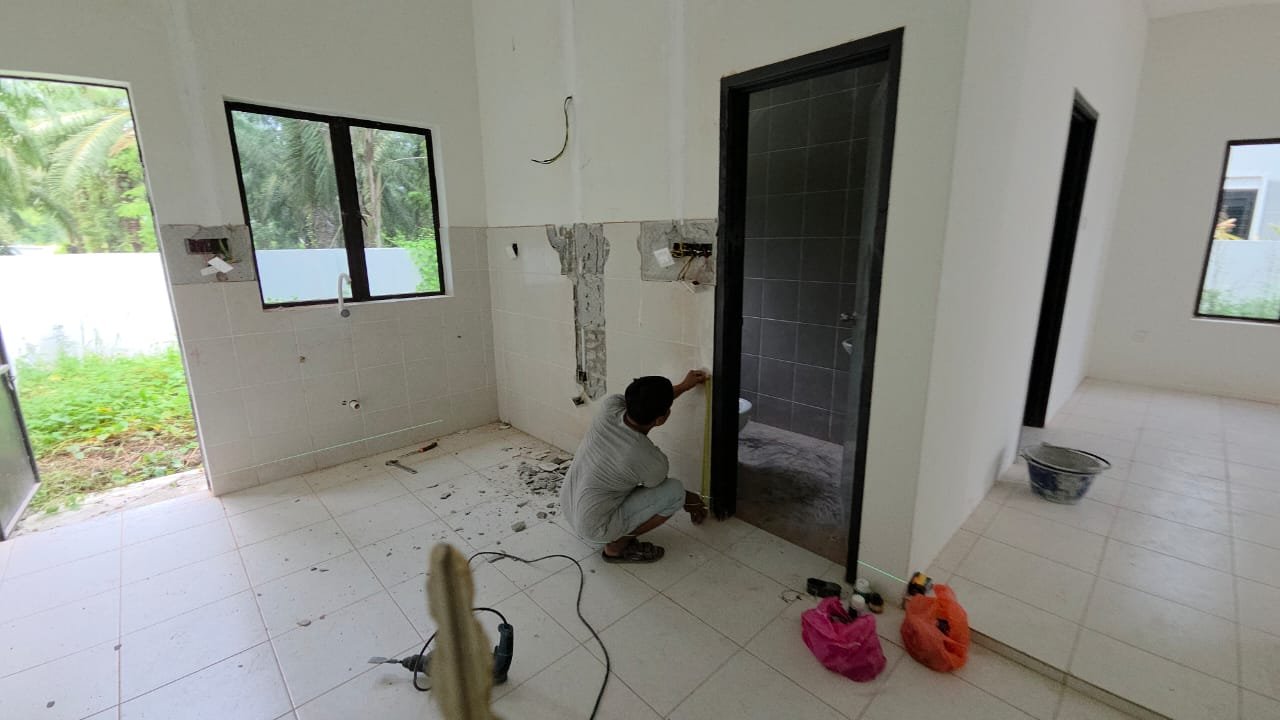 Pemasangan kabinet di ruang dapur
