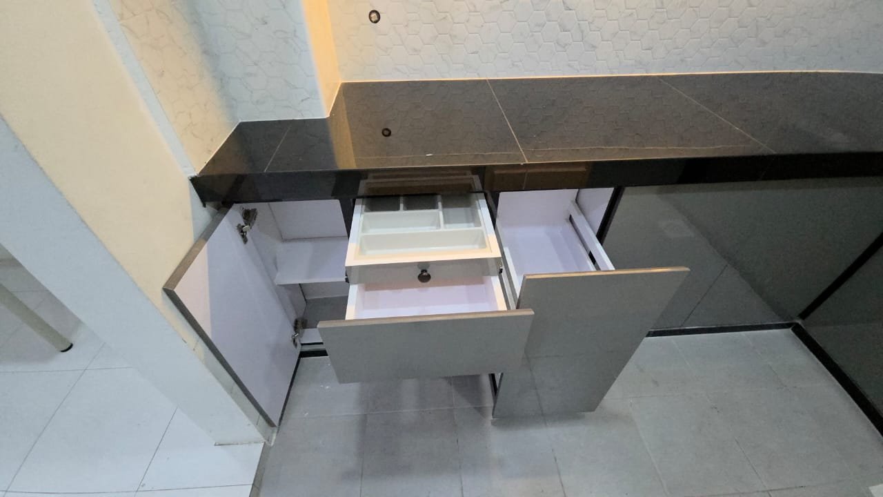Sistem laci kabinet dapur terbuka