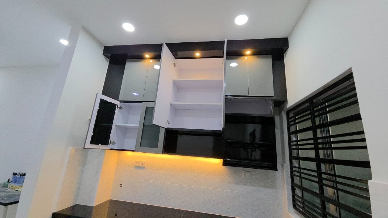 Kabinet dapur atas dengan lampu LED