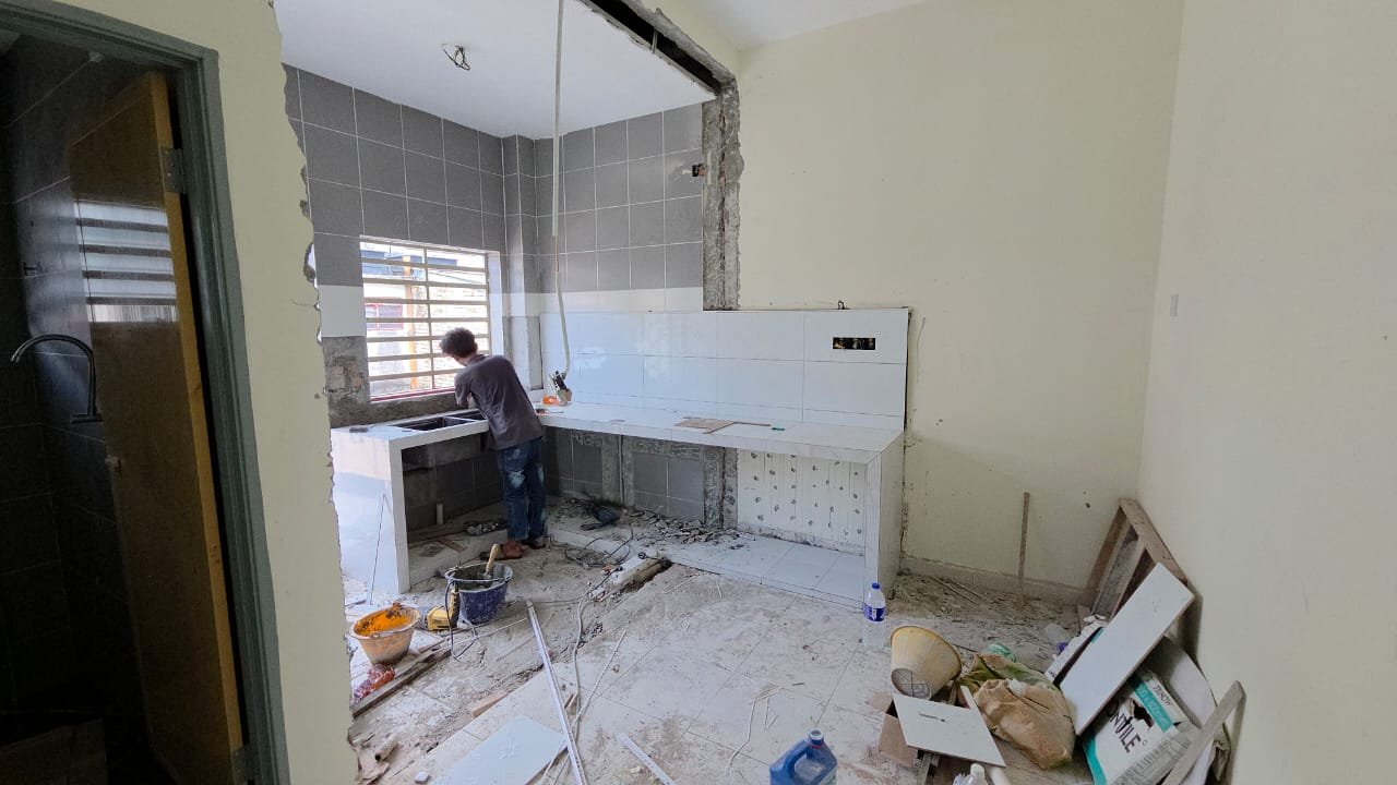 Proses pemasangan kabinet dapur