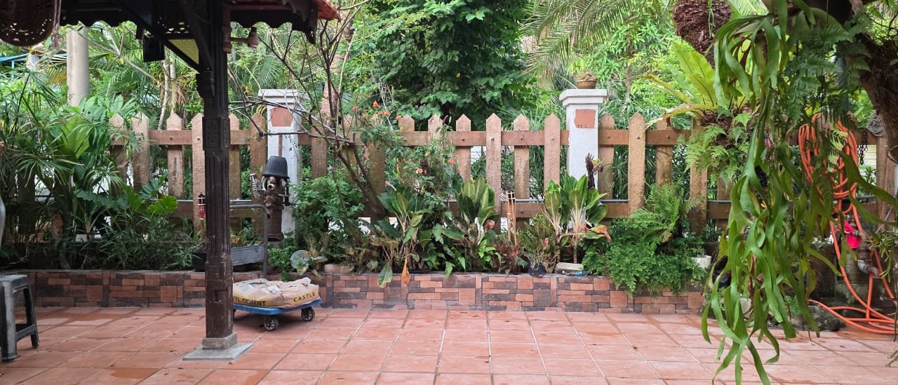 Halaman rumah sebelum kerja landskap