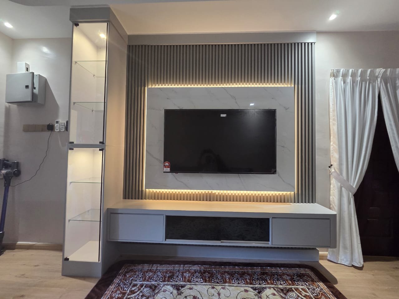 TV cabinet dan feature wall siap