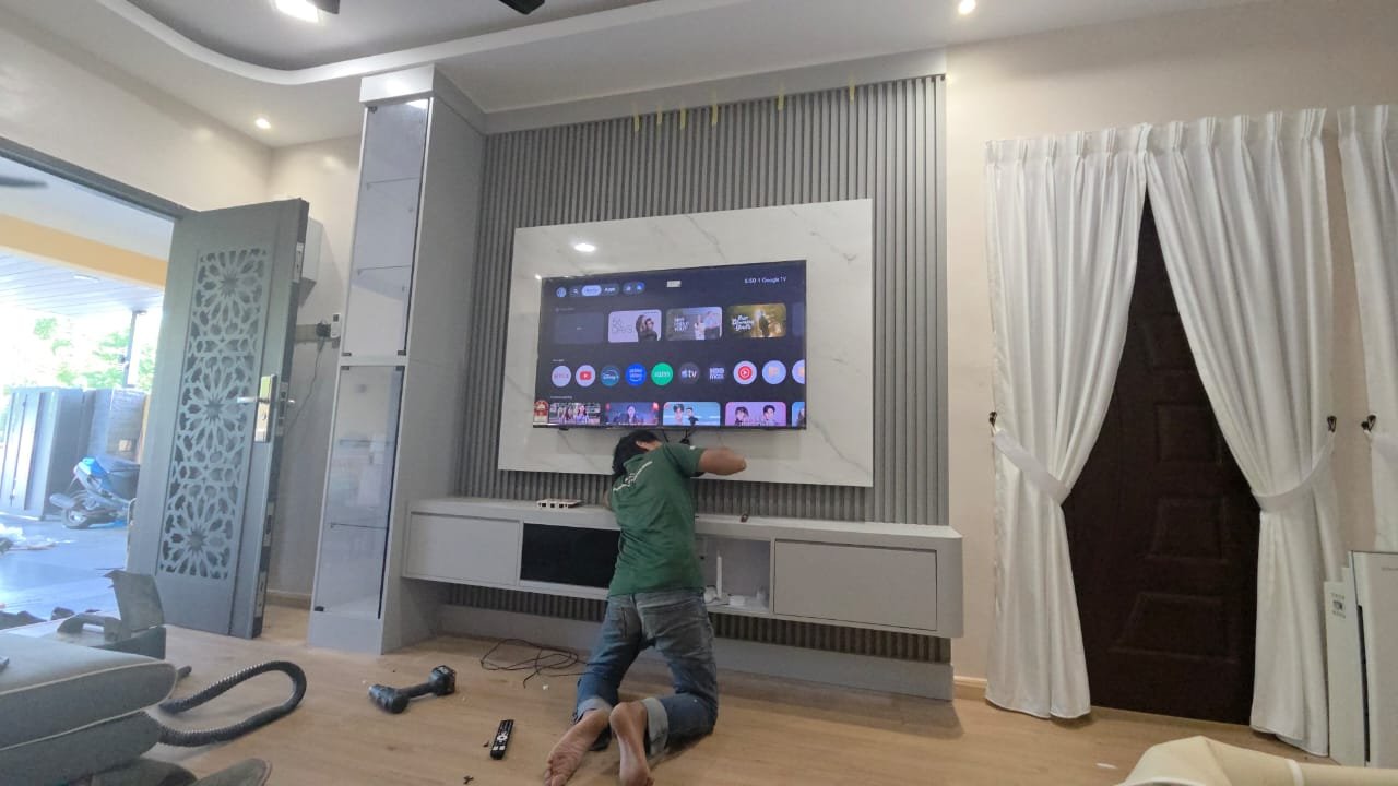 Pemasangan TV cabinet feature wall