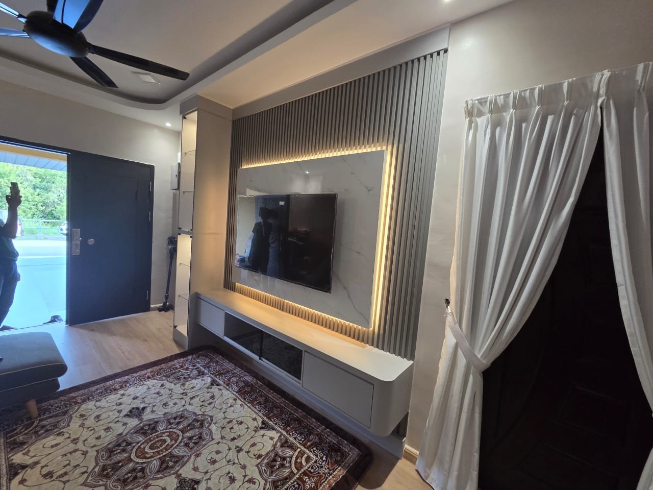 TV cabinet feature wall siap dipasang