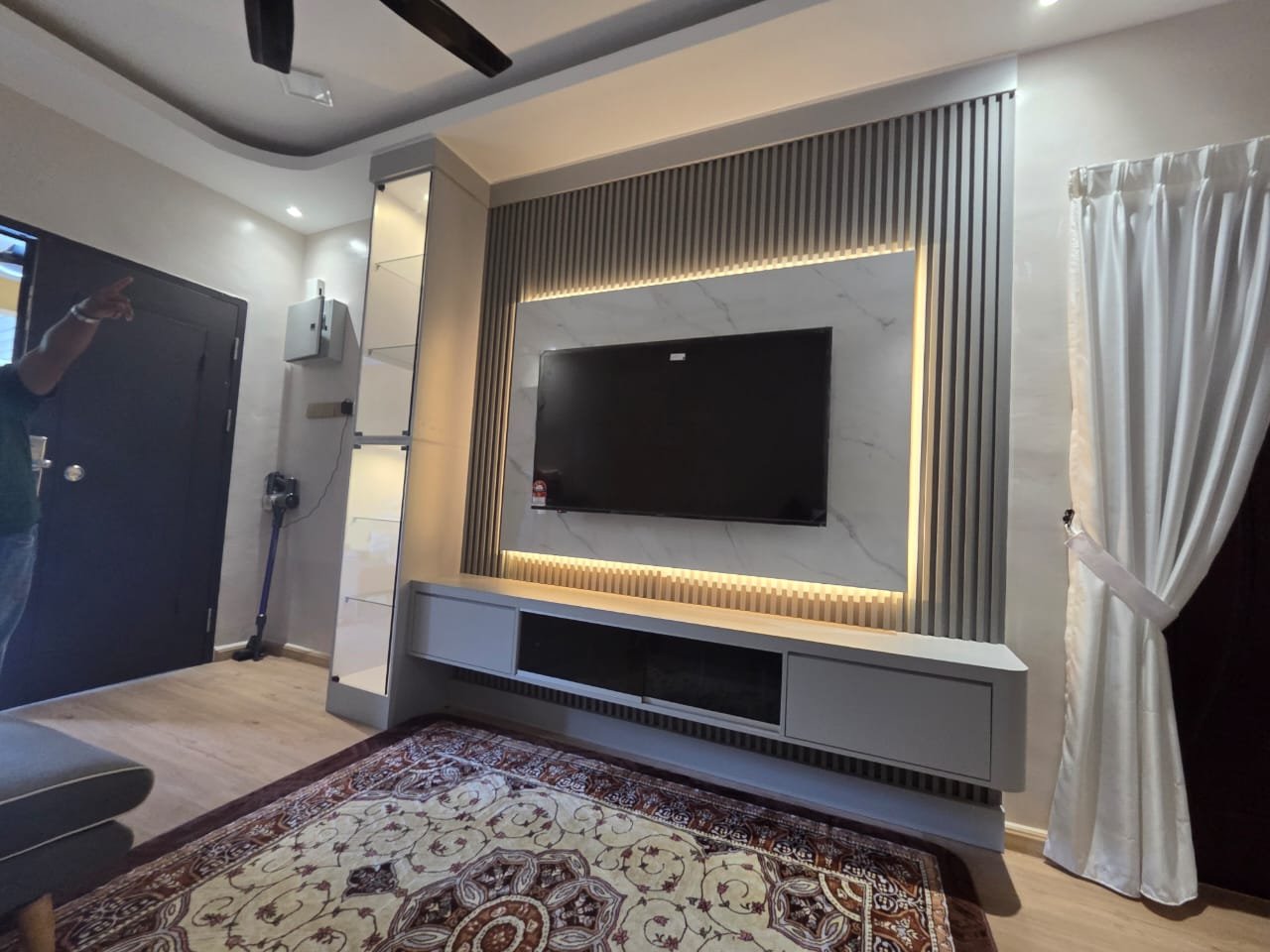 TV cabinet custom dengan lampu LED
