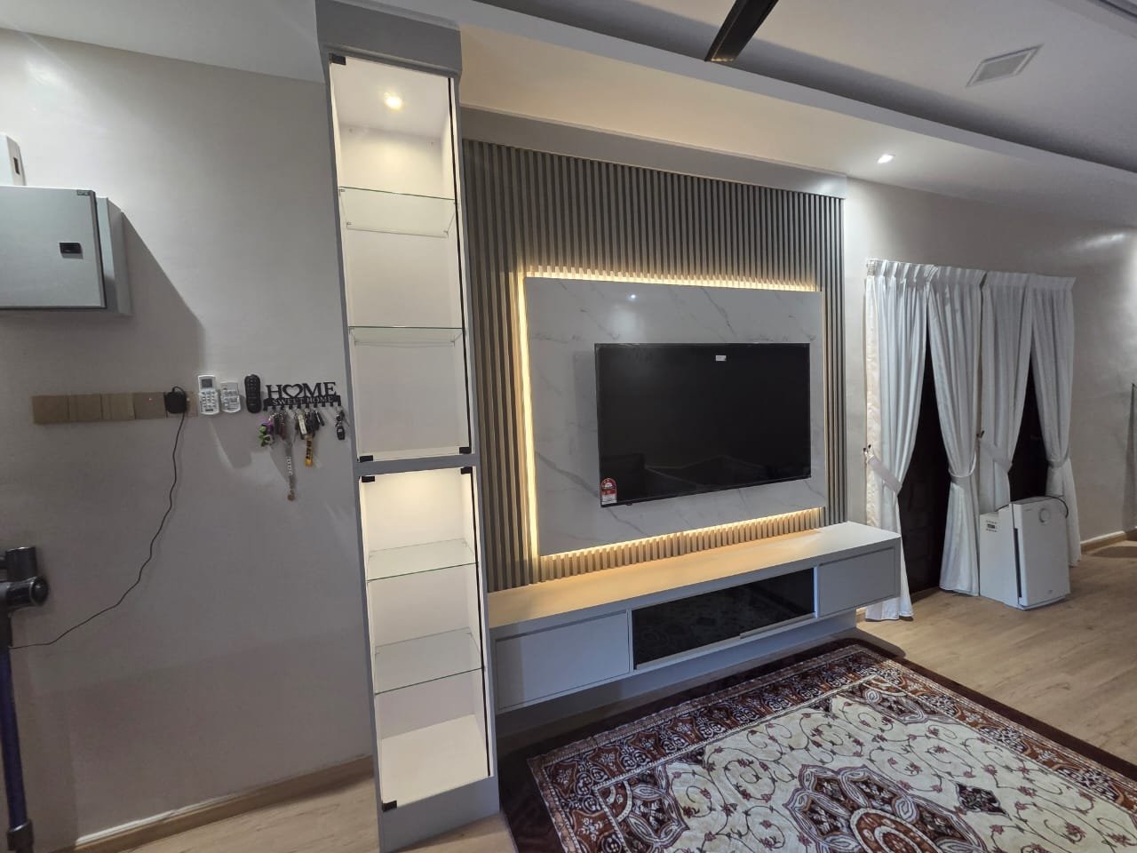 Feature wall TV cabinet dengan rak sisi