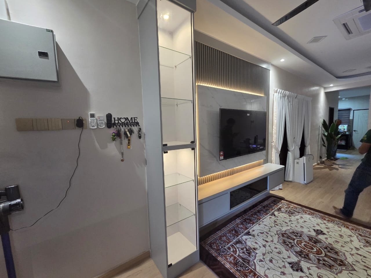 Kemasan TV cabinet feature wall