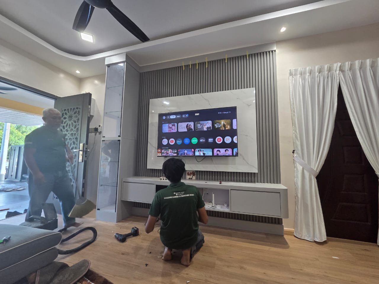 Proses akhir pemasangan TV cabinet